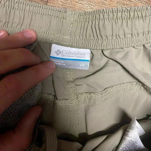 Columbia Khaki Colored Soft Shorts Adjustable Size 1X - Picture 4 of 6
